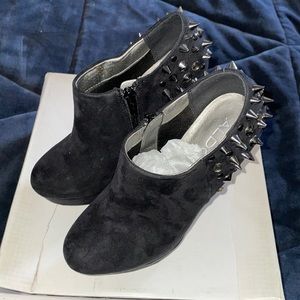 Women’s Aldo Casida black studded heel size 6. Worn once.